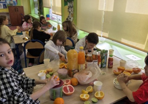 Uczniowie klasy drugiej podczas "Owocowej środy"