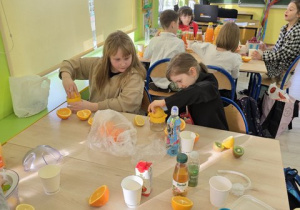 Uczniowie klasy drugiej podczas "Owocowej środy"