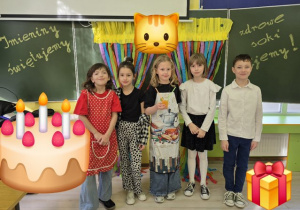 Uczniowie klasy drugiej podczas "Owocowej środy"