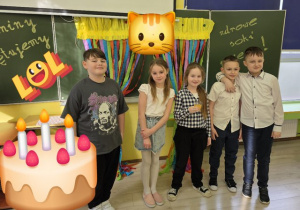 Uczniowie klasy drugiej podczas "Owocowej środy"