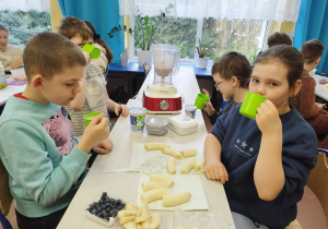 Uczniowie klasy trzeciej podczas "Owocowej środy"