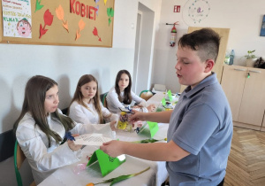Kolega z klasy wręczający upominek koleżankom z okazji Dnia Kobiet