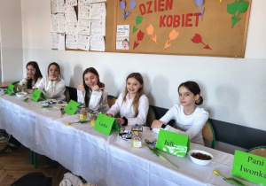 Uczennice podczas rozwiązywania quizu