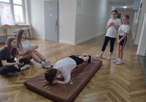 Uczeń wykonuje plank
