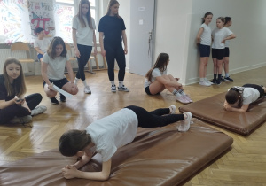 Uczniowie wykonują plank