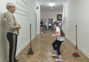 Uczennica wykonuje bieg wahadłowy