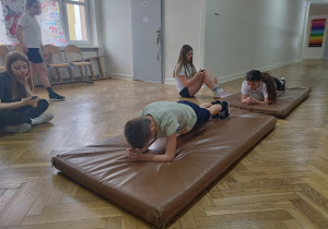 Uczniowie wykonują plank