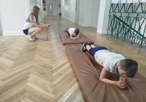 Uczniowie wykonują plank