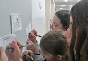 Uczniowie rozwiązujący zadania Escape room liczby PI
