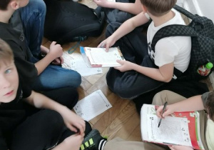 Uczniowie znajdują ukryte w wykreślance pojęcia matematyczne.