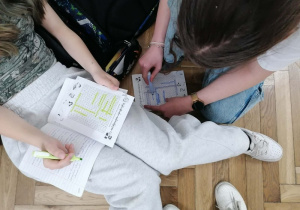 Uczniowie znajdują ukryte w wykreślance pojęcia matematyczne.