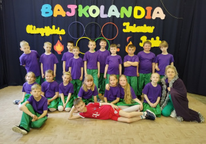 Klasa 1a w bajkowych strojach