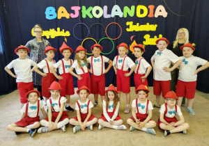 Klasa 1c w bajkowych strojach