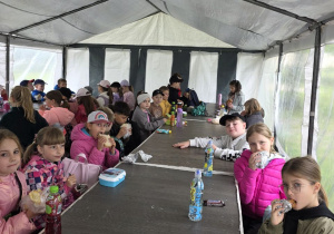 Uczniowie klas drugich podczas wycieczki
