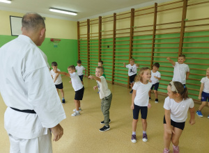Spotkanie Smerfów z mistrzem karate