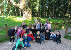 Uczniowie klasy IIIb stoją pod Dębem „Bartkiem” w Zagnańsku
