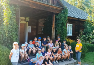 Klasa przed dworkiem w Skansenie w Tokarni