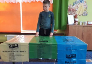 Dzieci przedstawiają swoje projekty związane z ekologią