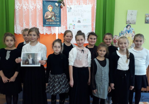 Uczniowie prezentują historyjkę obrazkową przedstawiającą życie i działalność naukową Marii Curie Skłodowskiej. Dzieci przygotowały na ten dzień stroje z czasów Marii i Piotra Curie