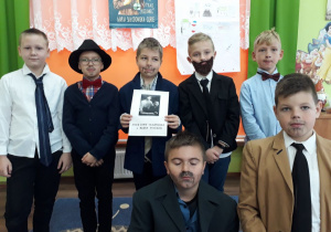Uczniowie prezentują historyjkę obrazkową przedstawiającą życie i działalność naukową Marii Curie Skłodowskiej. Dzieci przygotowały na ten dzień stroje z czasów Marii i Piotra Curie