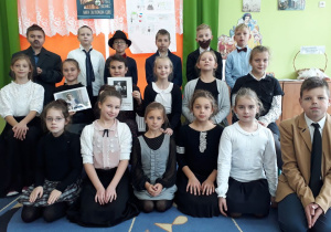 Uczniowie prezentują historyjkę obrazkową przedstawiającą życie i działalność naukową Marii Curie Skłodowskiej. Dzieci przygotowały na ten dzień stroje z czasów Marii i Piotra Curie