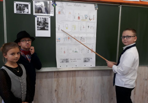 Uczniowie prezentują historyjkę obrazkową przedstawiającą życie i działalność naukową Marii Curie Skłodowskiej. Dzieci przygotowały na ten dzień stroje z czasów Marii i Piotra Curie