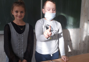 Uczniowie przeprowadzają różnorodne doświadczenia z zakresu nauk przyrodniczych. Gościnnie prezentacje eksperymentów oglądają uczniowie klasy pierwszej b.