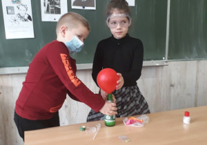 Uczniowie przeprowadzają różnorodne doświadczenia z zakresu nauk przyrodniczych. Gościnnie prezentacje eksperymentów oglądają uczniowie klasy pierwszej b.