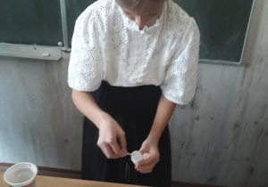 Uczniowie przeprowadzają różnorodne doświadczenia z zakresu nauk przyrodniczych. Gościnnie prezentacje eksperymentów oglądają uczniowie klasy pierwszej b.