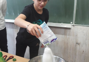 Uczniowie przeprowadzają różnorodne doświadczenia z zakresu nauk przyrodniczych. Gościnnie prezentacje eksperymentów oglądają uczniowie klasy pierwszej b.