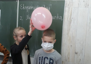 Uczniowie przeprowadzają różnorodne doświadczenia z zakresu nauk przyrodniczych. Gościnnie prezentacje eksperymentów oglądają uczniowie klasy pierwszej b.