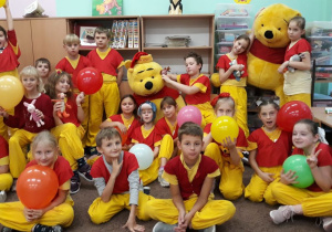 Uczniowie z klasy III pozują w strojach z bajki Kubuś Puchatek