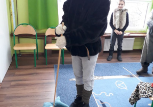 Chłopiec naśladuje polowanie na wieloryba.