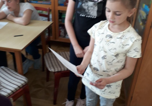 Oliwka i Ala odczytują ułożony samodzielnie wiersz.