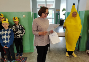 Pani dyrektor składa życzenia wszystkim Bajkoludkom.