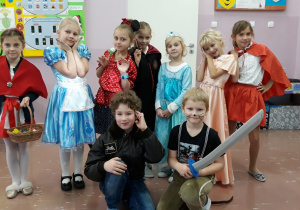 Dziewięcioro dzieci pozuje w bajkowych strojach