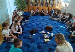 Dzieci wybierają potrzebne przedmioty.