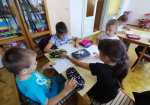 Dzieci uzupełniają jedną z kart pracy.