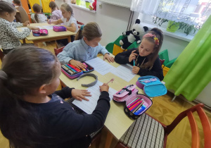 Dzieci uzupełniają jedną z kart pracy.