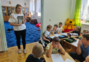 Dzieci uzupełniają jedną z kart pracy.