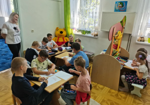 Dzieci uzupełniają jedną z kart pracy.