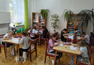 Dzieci uzupełniają jedną z kart pracy.