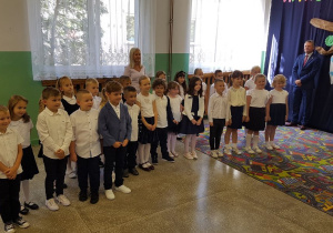 Uczniowie ustawiają się w parach.
