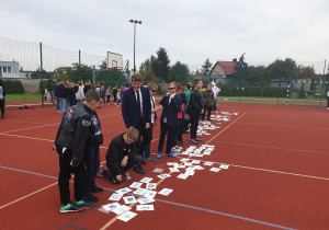 Grupa dzieci na boisku szkolnym