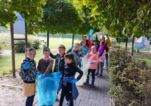 Dzieci przygotowują się do sprzątania.
