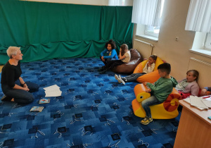 Pani bibliotekarka przedstawia dzieciom temat zajęć.