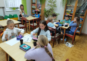 Dzieci przygotowują scenariusze zakończeń powieści.