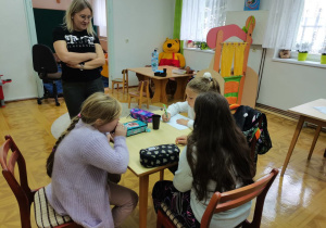 Dzieci przygotowują scenariusze zakończeń powieści.