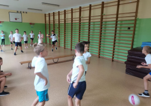 Lekcja na sali gimnastycznej
