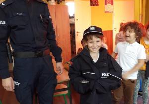 Dziewczynka w stroju policjanta